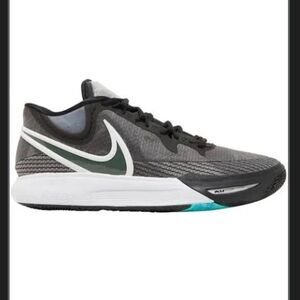 Nike kyrie
Brand new in box 
Mens size 10.5 
Woman’s 12